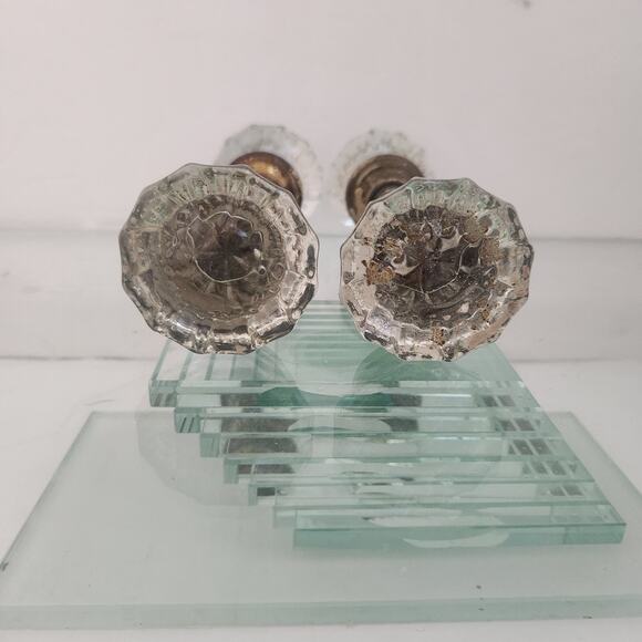 set of 2 Vintage Glass doorknobs - Picture 2 of 4
